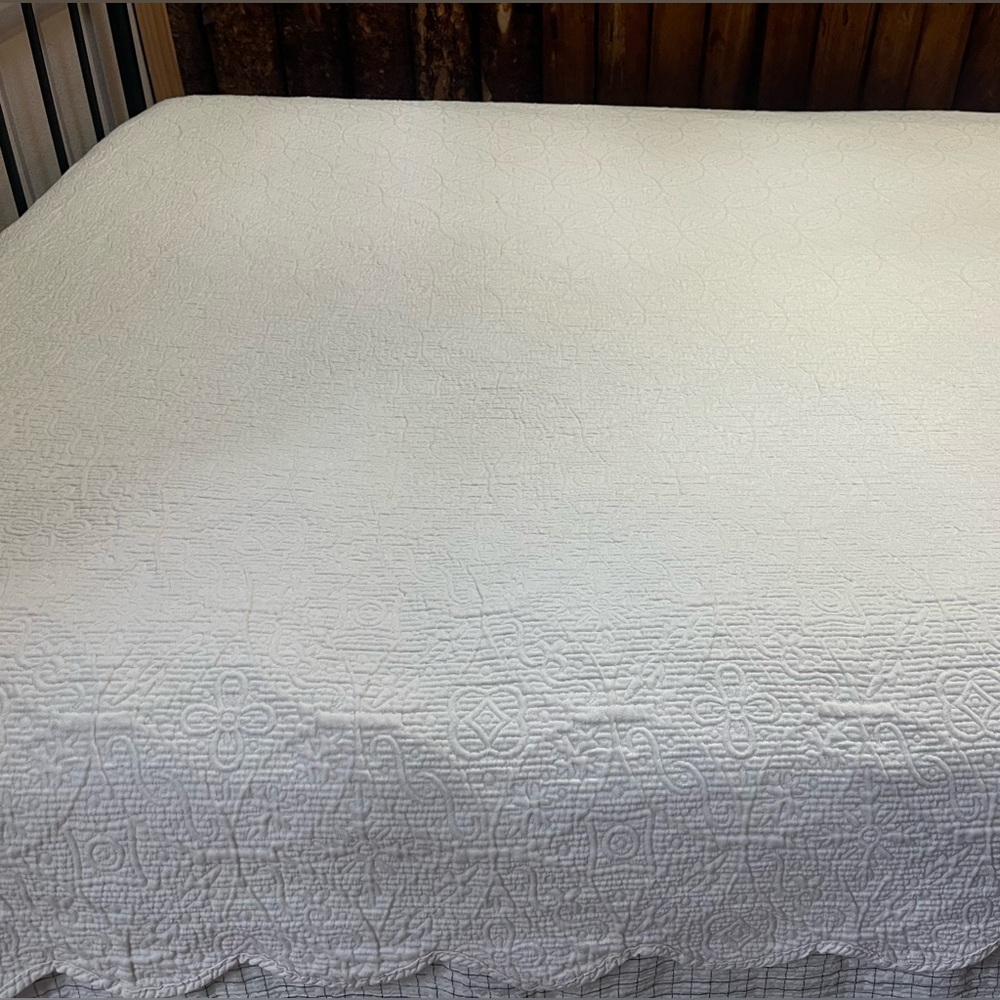 Vintage White/Light Cream Quilt Coverlet 79x87 | Scalloped Edge - Picture 5 of 10